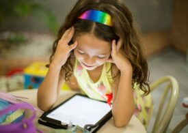Cum pot fi convinși copiii să stea mai puțin în fața ecranelor: Sfaturile unui psiholog pentru părinți
