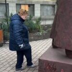 Statuia care i-a scos din minți pe ieșeni. O femeie chiar a lovit-o cu piciorul: „Să dărâmăm, să tăiem” (Video) UPDATE Reacția autorului