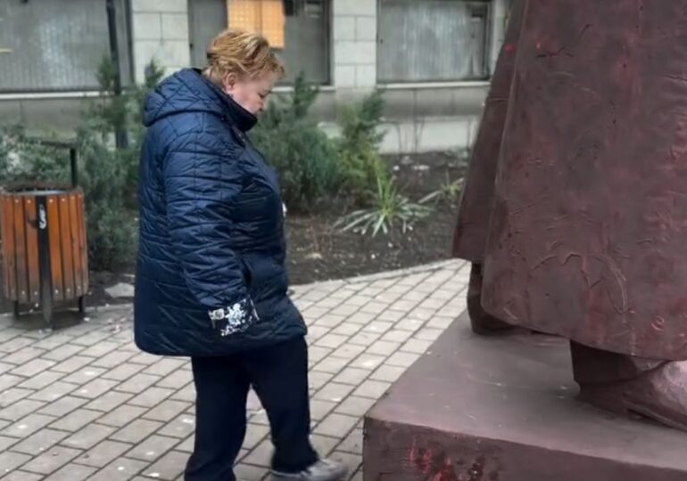 Statuia care i-a scos din minți pe ieșeni. O femeie chiar a lovit-o cu piciorul: "Să dărâmăm, să tăiem" (Video) <span style="color:#990000;">UPDATE</span> Reacția autorului