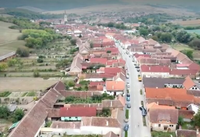 Comuna de poveste din România, unde se trăiește ca în Germania. O casă bătrânească ajunge să coste și 100.000 de euro