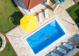 Ghid de idei și sfaturi pentru amenajarea unei piscine în curtea casei