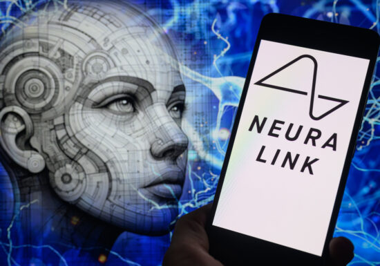 Cum este implantat în creier și cum funcționează cipul Neuralink al lui Elon Musk