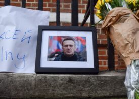Poliția rusă a arestat cel puțin 45 de oameni la adunările pentru omagierea lui Navalnîi