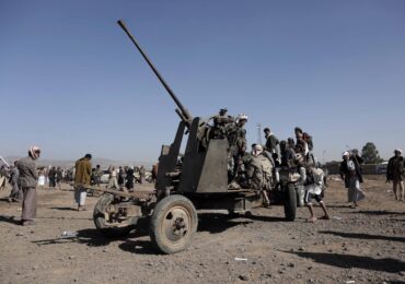 Ofensiva fulgerătoare Houthi din Yemen ar putea avea un impact devastator asupra economiei mondiale. Sute de oameni au fost uciși. Aproape 50.000 au fugit