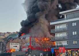 Incendiu puternic la un depozit din Cluj situat între blocuri. A fost emis mesaj RO-Alert (Video)