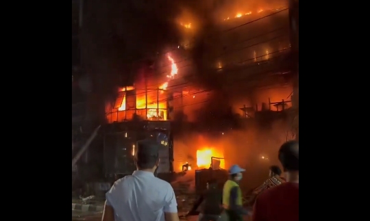 Incendiu cu peste 40 de morți la un restaurant din Bangladesh. Focul a cuprins întreaga clădire de 7 etaje (Foto & Video)