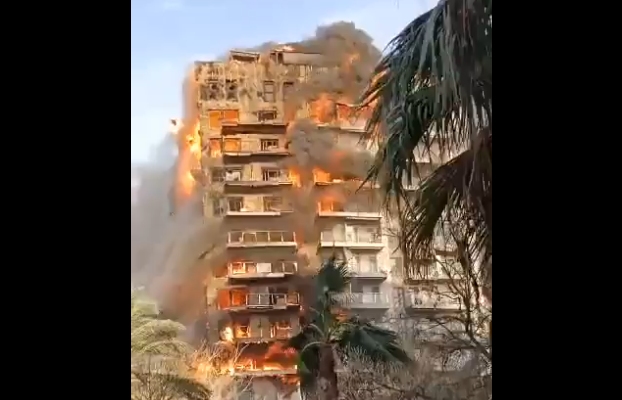 Incendiu uriaș la Valencia. Două blocuri turn au fost cuprinse de flăcări (Video) <span style="color:#990000;">UPDATE</span> Serviciile de urgență au comunicat numărul de morți