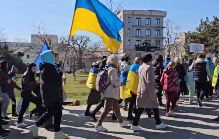 Peste 1.000 de refugiați ucraineni au protestat în fața Consulatului Rusiei, la Constanța (Galerie video)