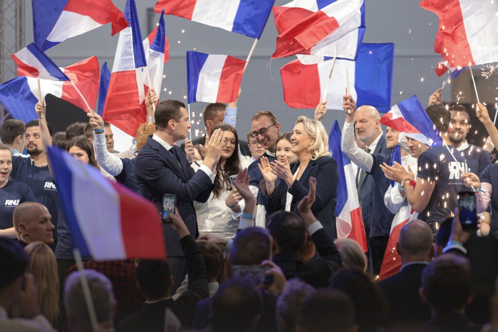 Extrema dreaptă ia avânt în Franța. 42% dintre francezi susțin ideile Rassemblement National