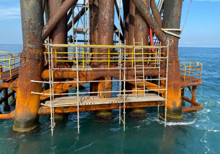 Pericol pe o platformă OMV Petrom din Marea Neagră. Greenpeace cere autorităților să intervină (Foto)