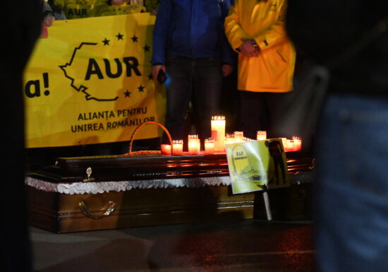 Protest organizat de AUR sub formă de marș funerar, față de comasarea alegerilor, Botoșani, 7 februarie, 2024