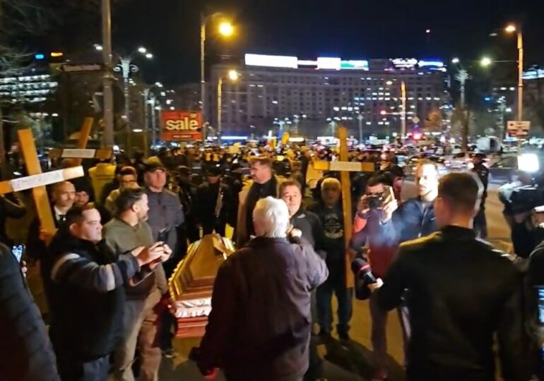 Proteste AUR cu sicrie, cruci și marșuri funerare spre sediile coaliției, în București și în toată țara. Replica PSD: „Nu primim violatori” (Galerie foto & Video)