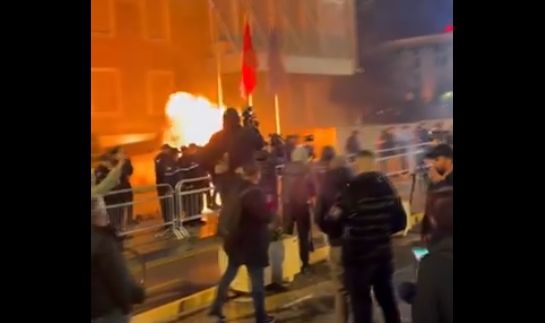 Proteste cu bombe incendiare aruncate asupra Guvernului, în Albania, după ce liderul Opoziției a fost arestat (Video)