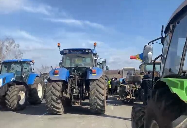 Vama Albița este blocată de un protest al fermierilor moldoveni (Video)