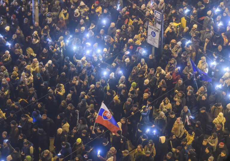 Proteste cu luminițe în Slovacia înaintea votului decisiv pentru reducerea pedepselor pentru corupție (Foto)