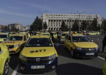 Taximetriștii au blocat traficul în București și intră în greva foamei (Galerie foto) Nicușor Dan le promite noi autorizații și nu e de acord cu legea Uber și Bolt