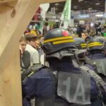 Haos la Paris: Fermierii furioși au dat buzna și s-au bătut cu poliția la un târg unde era așteptat Macron (Galerie video)