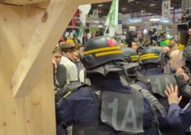 Haos la Paris: Fermierii furioși au dat buzna și s-au bătut cu poliția la un târg unde era așteptat Macron (Galerie video)
