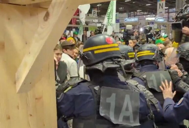 Haos la Paris: Fermierii furioși au dat buzna și s-au bătut cu poliția la un târg unde era așteptat Macron (Galerie video)