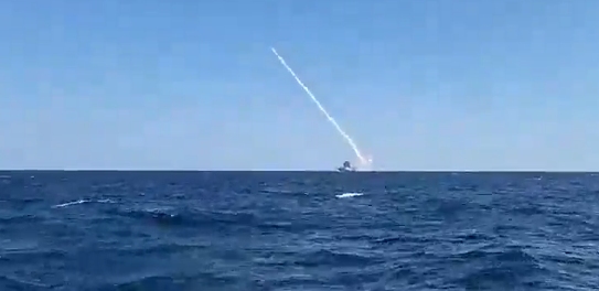 Iranul a lansat pentru prima oară rachete balistice cu rază lungă de la bordul unei nave de război (Video)