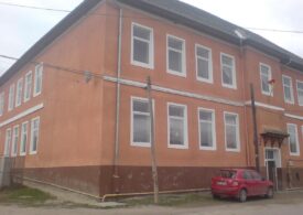 Elevi răniți la o școală din Sibiu, după ce a căzut tavanul peste ei. Primarul dă vina pe curent și porumbei - <span style="color:#990000;">UPDATE</span>