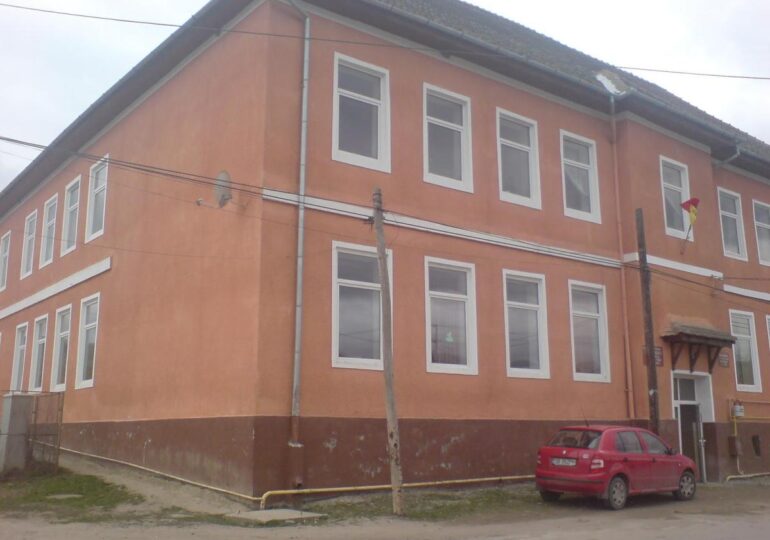 Elevi răniți la o școală din Sibiu, după ce a căzut tavanul peste ei. Primarul dă vina pe curent și porumbei - <span style="color:#990000;">UPDATE</span>