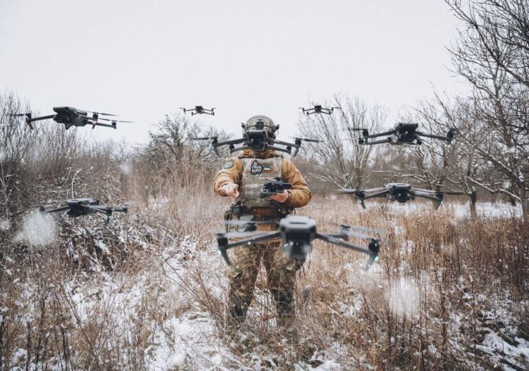 Roiurile de drone cu inteligență artificială ar putea deveni arma-forte a Ucrainei