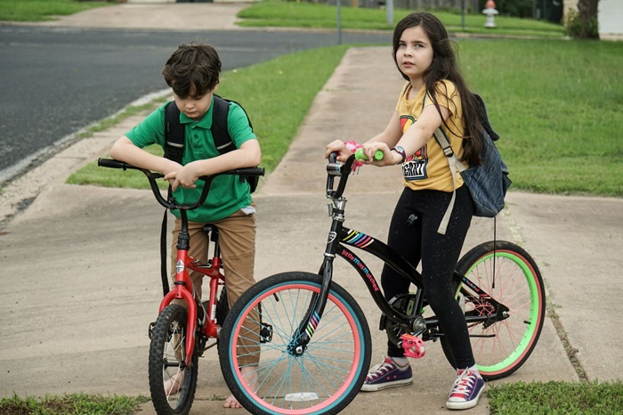 Copilărie pe pedale: 5 beneficii ale mersului pe bicicletă în viața celor mici