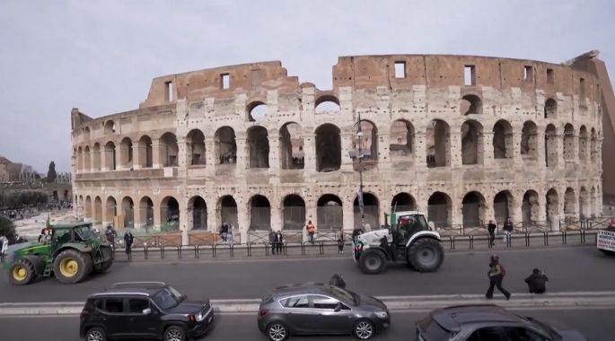 Protestele agricultorilor: Coloană de tractoare la Colosseum (Video)