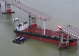 Un vapor a lovit un pod din China și mai multe mașini au căzut în apă (Video)
