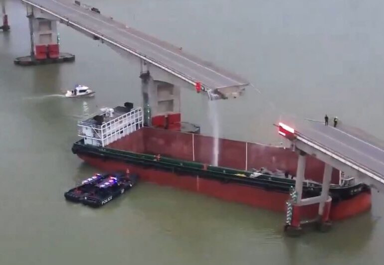 Un vapor a lovit un pod din China și mai multe mașini au căzut în apă (Video)