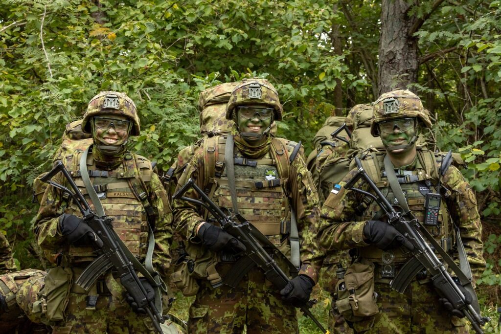 În Estonia, oamenii obișnuiți învață să lupte, în weekend: Dacă rușii vin aici, vom ucide cât mai mulți posibil! (Foto & Video)