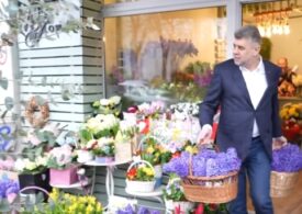 O campanie PSD care-l prezintă pe Ciolacu cumpărând „flori românești” și oferind mărțișoare, postată pe contul Guvernului (Video)