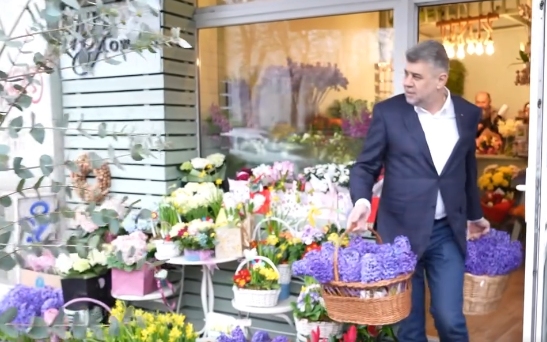O campanie PSD care-l prezintă pe Ciolacu cumpărând „flori românești” și oferind mărțișoare, postată pe contul Guvernului (Video)