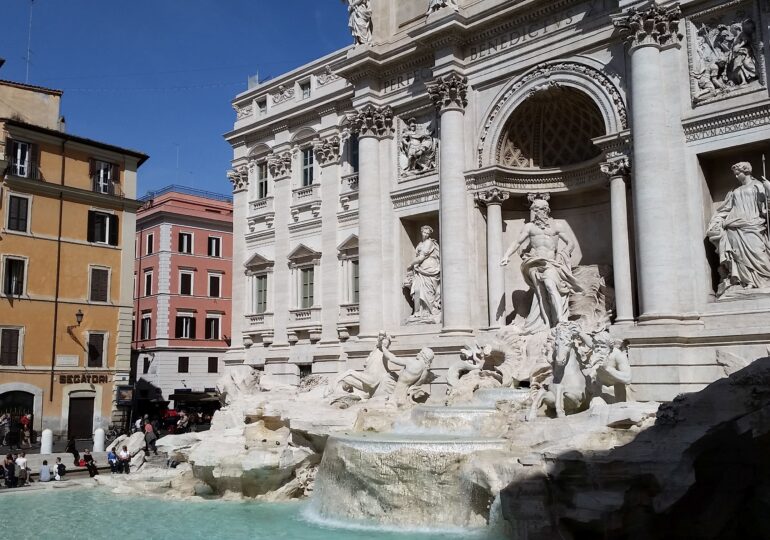 Turiștii au aruncat 1,4 milioane de euro într-un an în Fontana di Trevi de la Roma. Ce se face cu banii