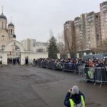 Alexei Navalnîi a fost înmormântat în aplauze și numele său a răsunat pe străzile Moscovei. Mesaj sfâșietor de la soție și amenințări de la Kremlin (Foto & Video)