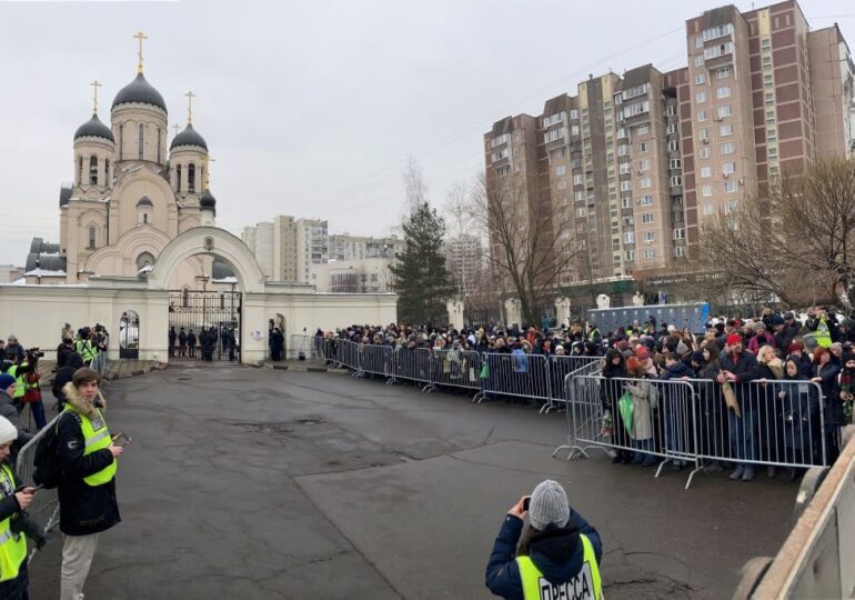 Alexei Navalnîi a fost înmormântat în aplauze și numele său a răsunat pe străzile Moscovei. Mesaj sfâșietor de la soție și amenințări de la Kremlin (Foto & Video)