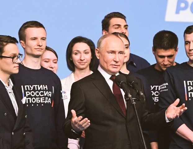 Înconjurat de tineri, Putin și-a ținut discursul marii victorii (Video)