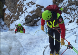 Mergi la munte în acest weekend? Salvamontiștii avertizează: E risc de avalanșă în Bucegi