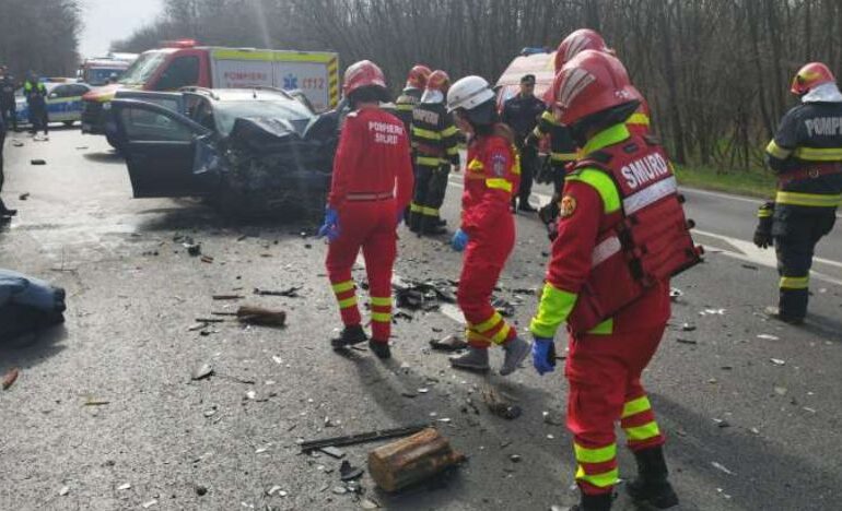 Accident cu un mort și 5 răniți la Sinești. DN 2 este blocat