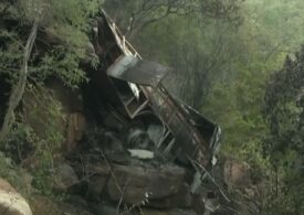 45 de morți, după ce un autobuz a căzut de pe un pod. Doar un copil a supraviețuit (Video)