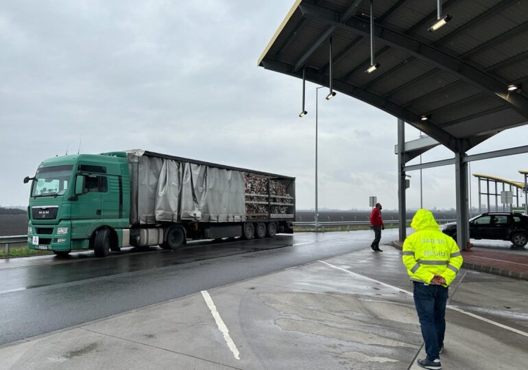 Zeci de transporturi de produse second hand și deșeuri, oprite la intrarea în țară (Foto)