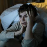 Ce să faci ca să adormi în nopțile în care ai insomnie: sfaturile experților