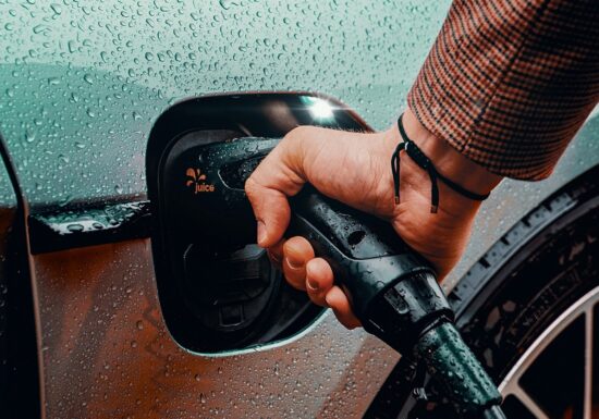 A fost dezvoltată o nouă baterie pentru mașini electrice: Poate elimina unul dintre cele mai mari dezavantaje