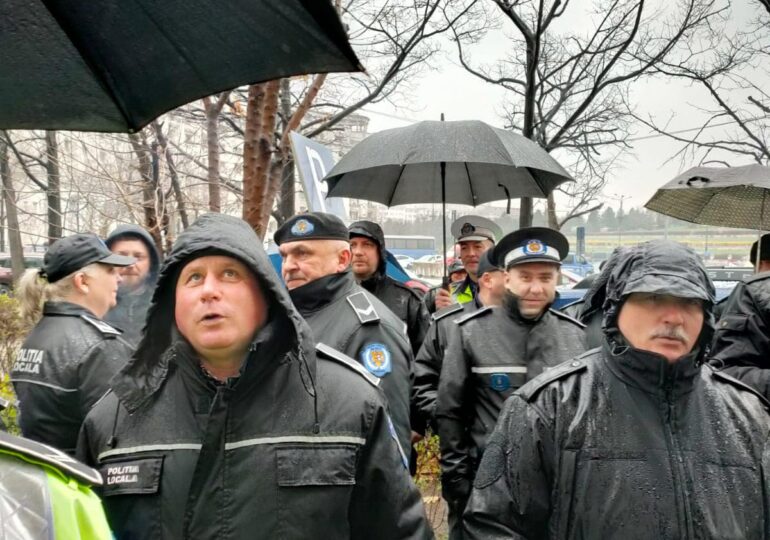 Sute de polițiști locali au protestat la sediul Ministerului Dezvoltării. Au avut discuții cu ministrul Veștea (Foto)