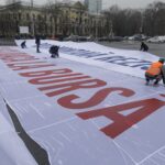 Protest USR în Piața Victoriei. Banner uriaș cu mesajul: Roșia Montană rezistă. Ciolacu joacă la bursă viitorul României (Foto)