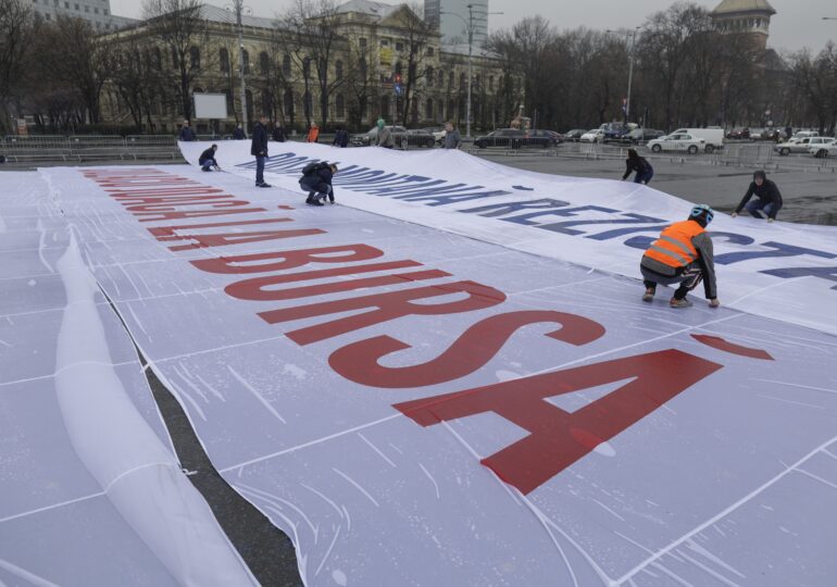 Protest USR în Piața Victoriei. Banner uriaș cu mesajul: Roșia Montană rezistă. Ciolacu joacă la bursă viitorul României (Foto)