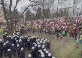 Cauciucuri arse și petarde în fața biroului premierului Poloniei: „Ucis de Green Deal" (Video)