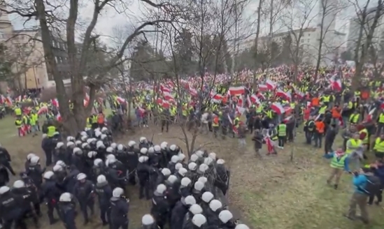 Cauciucuri arse și petarde în fața biroului premierului Poloniei: „Ucis de Green Deal" (Video)