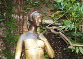 Statuia Julietei din Verona a fost deteriorată de „mângâierile” turiștilor. I-a apărut o gaură pe sânul drept (Video)